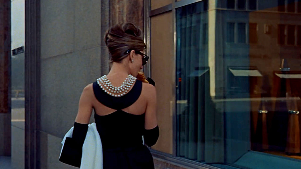 Breakfast at Tiffany’s (1961): Hai biểu tượng thời trang, một tuyên ngôn nữ quyền